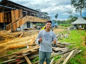 Kandang kambing didirikan menggunakan kayu terpakai